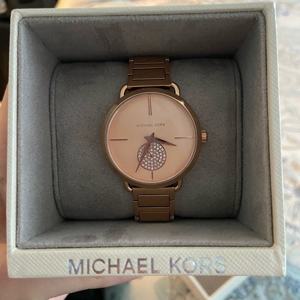 Brand new Michael kors watch in Rose Gold. Retails for $150 new.